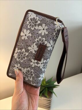 Vintage-Inspired Lace Wallet Wristlet - Brown & Cream